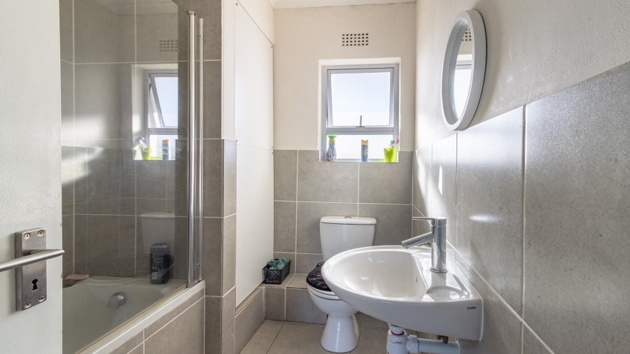 2 Bedroom Property for Sale in Cravenby Western Cape